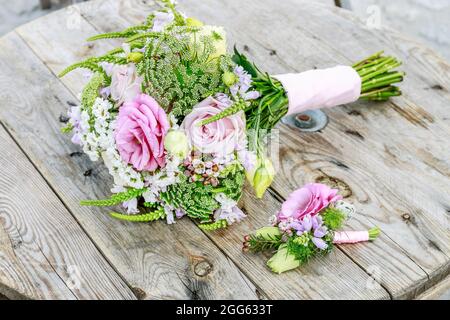 Wedding bouquet with roses, chrysanthemum and Anthriscus sylvestris. Party decor Stock Photo