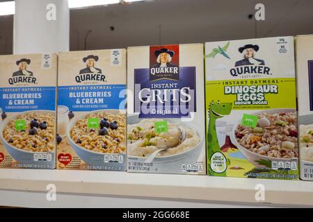 Grocery items on a shelf are for sale in the United States Stock Photo