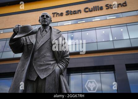 A statue of former Wolverhampton Wanderers player and manager Stan Cullis outside the ground before the Premier League match at Molineux Stadium, Wolverhampton. Picture date: Sunday August 29, 2021. Stock Photo