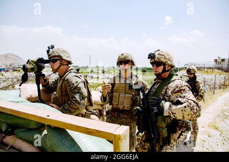 Kabul, Afghanistan. 28th Aug, 2021. U.S. Marine with the 24th Marine Expeditionary Unit and Germany soldiers survey an entry gate as they keep security at Hamid Karzai International Airport during Operation Allies Refuge August 28, 2021 in Kabul, Afghanistan. Credit: Planetpix/Alamy Live News Stock Photo