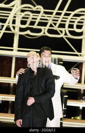 l-r: George Anton (Hamlet), Karl Daymond (Horatio) in HAMLET by Shakespeare at the Royal Lyceum Theatre, Edinburgh  20/08/2003 a Birmingham Repertory Theatre & Edinburgh International Festival co-production  dramaturg: Xavier Zuber  music: Karl Daymond  design: Ariane Isabell Unfried & Rifail Ajdarpasic  lighting: Rick Fisher  dance tutor: James Cooper  fights: Nicholas Hall  director: Calixto Bieito Stock Photo