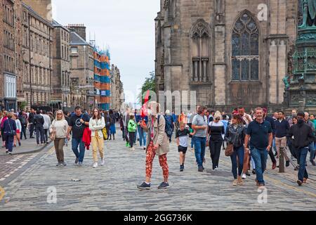 City Centre, Edinburgh, Scotland, UK weather. 29th August 2021. Cloudy afternoon for crowds in the old town of the city on the second last day of the Edinburgh Fringe Festival. Pictured: Guide on a walking tour describing the arcitecture of the St Giles Cathedral. Credit: Arch White/ Alamy Live News Stock Photo