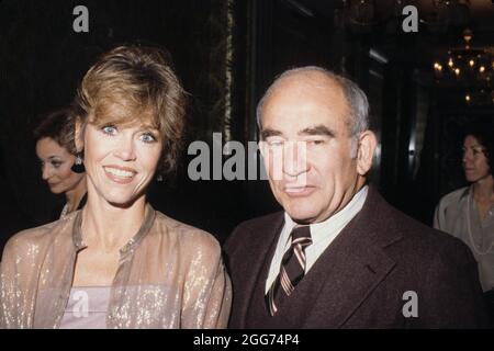 **FILE PHOTO** Ed Asner Has Passed Away. ED ASNER with Jane Fonda Credit: Ralph Dominguez/MediaPunch Stock Photo