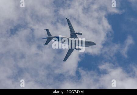 Flugzeug am Himmel Stock Photo