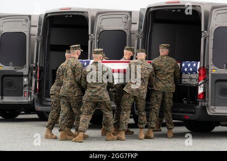Dover Air Force Base, Delaware, USA. 29th August, 2021. A U.S. Marine Corps carry team transfers the remains of Marine Corps Staff Sgt. Darin T. Hoover of Salt Lake, Utah, August 29, 2021 at Dover Air Force Base, Delaware. Hoover was assigned to 2nd Battalion, 1st Marine Regiment, 1st Marine Division, I Marine Expeditionary Force, Camp Pendleton, California. (U.S. Air Force photo by Jason Minto) Credit: Jeremy Hogan/Alamy Live News Credit: Jeremy Hogan/Alamy Live News Stock Photo