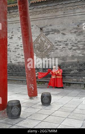 Chinese bride and groom-red wedding outfit. Confucius Temple-Beilin Museum-Xi'an-China-1559 Stock Photo