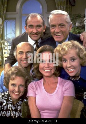 Jun 15, 1973. Los Angeles, California, USA: (clockwise from top left) Ed Asner, Ted Knight, Gavin Macleod, Mary Tyler Moore, Georgia Engel, and Betty White. The Mary Tyler Moore Show - 1970-1977 - CBS-TV USA. (Credit Image: © CBS/Entertainment Pictures) Stock Photo