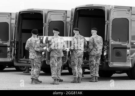 A U.S. Army carry team transfers the remains of Army Staff Sgt. Ryan C. Knauss of Corryton, Tennessee, Aug. 29, 2021 at Dover Air Force Base, Delaware. Knauss was assigned to the 9th PSYOP Battalion, 8th PSYOP Group, Ft. Bragg, North Carolina. (U.S. Air Force photo by Jason Minto) Stock Photo