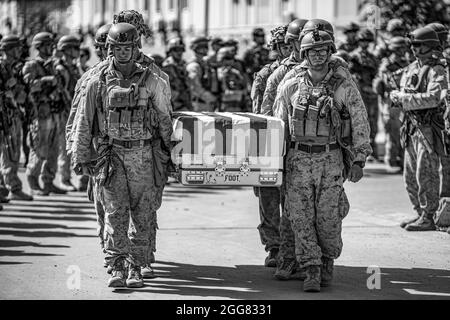 210827-M-TT571-1453 HAMID KARZAI INTERNATIONAL AIRPORT, Afghanistan (August 27, 2021) U.S. service members assigned to Special Purpose Marine Air-Ground Task Force-Crisis Response-Central Command are pallbearers for the service members killed in action during operations at Hamid Karzai International Airport, Aug. 27. U.S. service members are assisting the Department of State with a Non-Combatant Evacuation operation (NEO) in Afghanistan. (U.S. Marine Corps photo by 1stLt. Mark Andries) Stock Photo