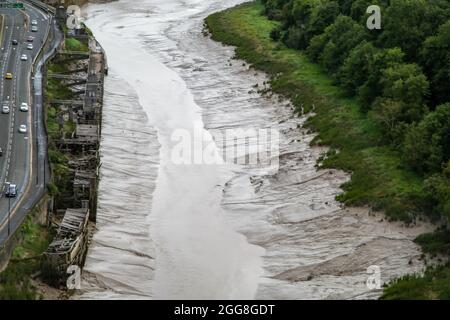 Bristol, UK. 15th Aug, 2021. River Avon at low tide with visible mud banks in Bristol. Credit: SOPA Images Limited/Alamy Live News Stock Photo