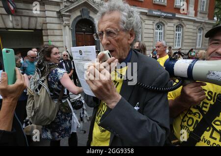 Piers Corbyn speaks at a counter protest questioning XR's scientists views on man made climate change.Protesters from Extinction Rebellion target the science museum on day 7 of the rebellion protests. They insist that the museum stop receiving money from multinational oil and gas company, Shell. They occupy the museum overnight, lock themselves onto railings inside and refuse to leave until the museum listen to their demands. The rebels also demand that government change policies to address the ecological and climate emergency and immediately stop all new fossil fuel investments. Stock Photo