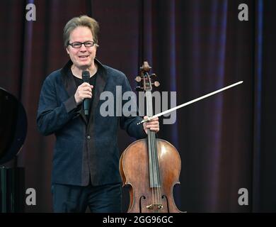 Neuhardenberg, Germany. 28th Aug, 2021. Jan Vogler, musician on the violoncello, will be on stage at the end of the course 'Meisterschüler-Meister' for the summer programme at Schloss Neuhardenberg. Credit: Patrick Pleul/dpa-Zentralbild/ZB/dpa/Alamy Live News Stock Photo