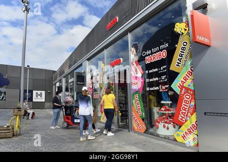 Honfleur Normandy Outlet vue du centre commercial avec magasins et personnes Le Village des Marques Honfleur Calvados France Stock Photo Alamy