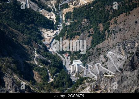 CARRARA, TUSCANY - ITALY 2021: VIEW OF THE APUAN ALPS QUARRIES DESTROYED BY MARBLE EXTRACTION. Stock Photo