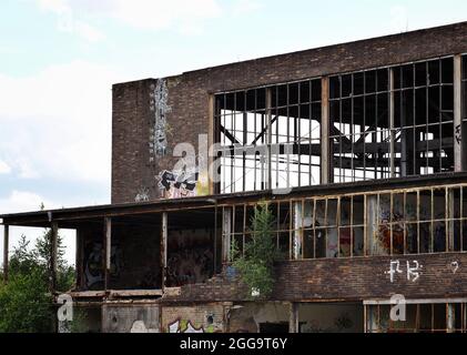 Oranienburg, Germany. 31st July, 2021. The dilapidated entry hall of the former airport between Oranienburg and Leegebruch. The airfield was built in the 1930s and used by the Heinkel-Werke and the Luftwaffe of the Wehrmacht. After the end of World War II, Soviet occupation forces dismantled the facilities almost completely and used the remains of the factory airport as a military airfield. Around 2003, the newly built B 96 federal highway was built on a large section of the runway as Oranienburg's western bypass. Credit: Soeren Stache/dpa-Zentralbild/ZB/dpa/Alamy Live News Stock Photo