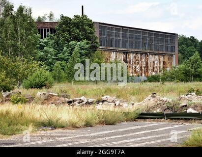 Oranienburg, Germany. 31st July, 2021. The dilapidated entry hall of the former airport between Oranienburg and Leegebruch. The airfield was built in the 1930s and used by the Heinkel-Werke and the Luftwaffe of the Wehrmacht. After the end of World War II, Soviet occupation forces dismantled the facilities almost completely and used the remains of the factory airport as a military airfield. Around 2003, the newly built B 96 federal highway was built on a large section of the runway as Oranienburg's western bypass. Credit: Soeren Stache/dpa-Zentralbild/ZB/dpa/Alamy Live News Stock Photo