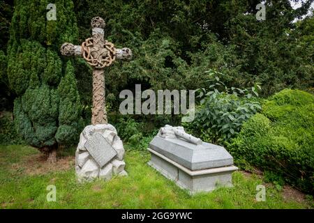 Graves of William and Mildred Holland, St Mary's Church, Huntingfield, Suffolk Stock Photo