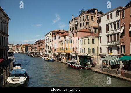 Venezia - Vista sul canale d'acqua e architettura tipica delle case Stock Photo