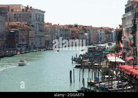 Canal Grande con turisti,gondole e battelli dall'alto -Laguna di Venezia,Italia Stock Photo