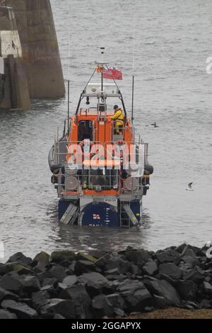 Shannon Class Lifeboat RNLB John and Elizabeth Allan is prepared for launching for a training exercise at Seahouses Harbour, North Sunderland Stock Photo