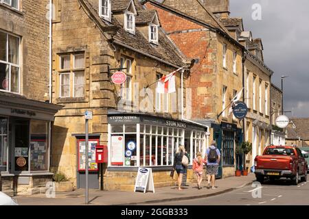 The Stow News and Post Office in the picturesque Cotswold market town of Stow on the Wold, with traditional limestone buildings. August, England Stock Photo