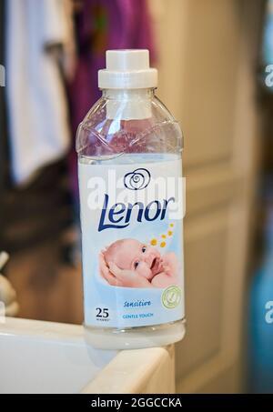 POZNAN, POLAND - Nov 25, 2017: The Cif Cream cleaning product for kitchen  and bathroom in a plastic bottle Stock Photo - Alamy