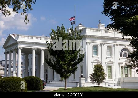 The US flag flies at half-staff above the White House in Washington, DC, USA. 27th Aug, 2021. A suicide bomber from ISIS-K killed more than 100 people, including 13 US troops, outside Hamid Karzai International Airport in Kabul, Afghanistan on 26 August. Credit: Jim LoScalzo/Pool via CNP/AdMedia/Newscom/Alamy Live News