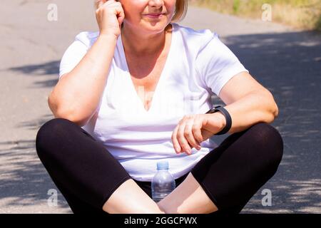 The photo of a sporty woman wearing 