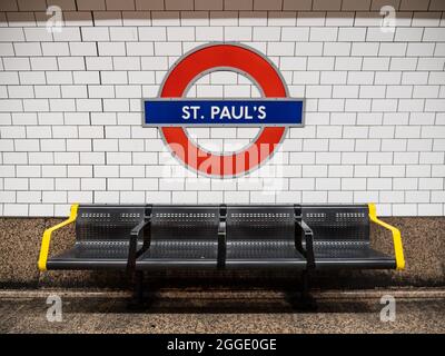 St. Paul's Underground Station, London. The familiar roundel signage on the Central London tube platform, part of the TFL public transport system. Stock Photo