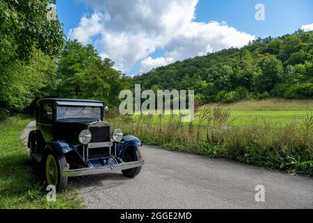 Oldtimer Chevrolet International Serie AC built in 1929, 3 gears, 3.180 ccm capacity, 6 cylinders, 46 hp at 2400 RPM, 1100 kg weight, right front Stock Photo