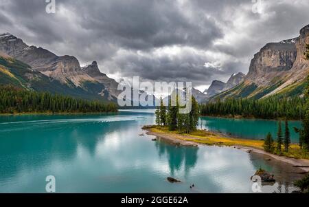 Spirit Island in the turquoise blue glacial lake Maligne Lake, mountains Mount Paul, Monkhead and Mount Warren in the back, autumn, Maligne Valley Stock Photo