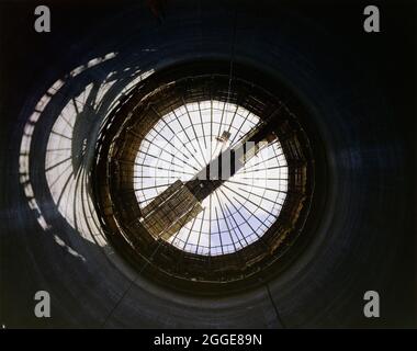 A view looking upwards from the inside of a sugar silo towards the roof structure and conveyor bridge during its construction at Bury St Edmunds Sugar Beet Factory. A sugar factory began operating at Bury St Edmunds in 1924. In 1972 Laing announced they would be building four sugar silos and a new beet handling plant for the British Sugar Corporation at Bury St Edmunds, and in 1981/82 a further 25,000 tonne capacity sugar silo was built. Stock Photo