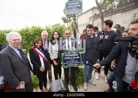 Pierre Joxe, Anne Hidalgo, Maud Halimi, Jean-Yves Halimi and Edouard Halimi during inauguration of the promenade Gisele Halimi on the banks of the Seine river in Paris in Paris, France on August 31, 2021. Photo by Nasser Berzane/ABACAPRESS.COM Stock Photo