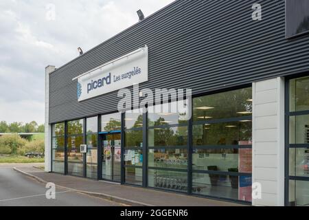 LA FLECHE, FRANCE - Jul 03, 2021: The Front view of French shop with logo PICARD Stock Photo