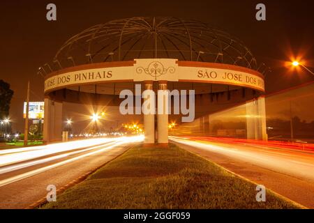 Low speed night photo with light trails from the São José dos Pinhais entrance portal, on Avenida das Torres, one of the landmarks of the city that is Stock Photo