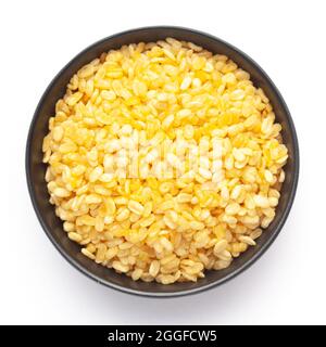 Close-Up of Crunchy Moong Dal in a black Ceramic bowl, made with roasted Mung bean. Indian spicy snacks (Namkeen), Top View Stock Photo