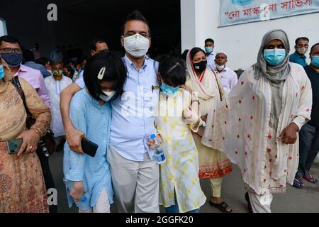 Dhaka, Bangladesh. 31st Aug, 2021. Bangladeshi American Sharif Imran and his two Japanese daughters coming out from The High Court after a hearing, in Dhaka, Bangladesh, August 31, 2021. The High Court on Tuesday asked the Bangladeshi American Sharif Imran and his Japanese wife Nakano Eriko to stay with their children at a rented house in Gulshan-1 of Dhaka for the next 15 days. On 19 August, Nakano Eriko, a citizen of Japan, filed a petition with the High Court seeking its directives to return back her two daughters Jasmine Malika, 11 and Laila Lina, 10, from their Bangladeshi father Sharif Stock Photo