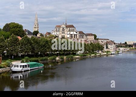 A view of the Yonne river as it passes through Auxerre, in the heart of France, during summer. Stock Photo