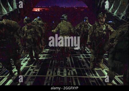 Kabul, Afghanistan. 30th Aug, 2021. U.S. Army 82nd Airborne Division paratroopers board an Air Force C-17 Globemaster III cargo plane as the last American soldiers prepare to leave Afghanistan at Hamid Karzai International Airport August 30, 2021 in Kabul, Afghanistan. Credit: SrA Taylor Crul/U.S. Air Force/Alamy Live News Stock Photo