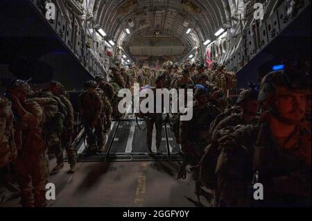 Ali Al Saleem, Kuwait. 31st Aug, 2021. U.S. Army 82nd Airborne Division paratroopers disembark from an Air Force C-17 Globemaster III aircraft on arrival to Ali Al Saleem Air Base as the last American soldiers leave Afghanistan August 31, 2021 in Ali Al Saleem, Kuwait. Credit: SrA Taylor Crul/U.S. Air Force/Alamy Live News Stock Photo