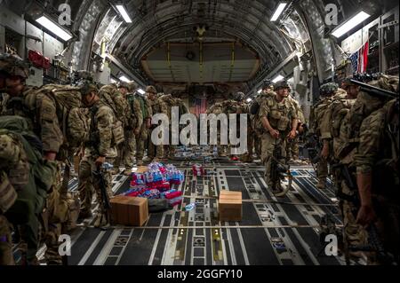 Ali Al Saleem, Kuwait. 31st Aug, 2021. U.S. Army 82nd Airborne Division paratroopers disembark from an Air Force C-17 Globemaster III aircraft on arrival to Ali Al Saleem Air Base as the last American soldiers leave Afghanistan August 31, 2021 in Ali Al Saleem, Kuwait. Credit: SrA Taylor Crul/U.S. Air Force/Alamy Live News Stock Photo