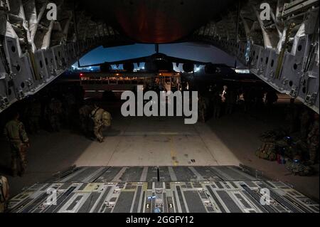 Ali Al Saleem, Kuwait. 31st Aug, 2021. U.S. Army 82nd Airborne Division paratroopers disembark from an Air Force C-17 Globemaster III aircraft on arrival to Ali Al Saleem Air Base as the last American soldiers leave Afghanistan August 31, 2021 in Ali Al Saleem, Kuwait. Credit: SrA Taylor Crul/U.S. Air Force/Alamy Live News Stock Photo