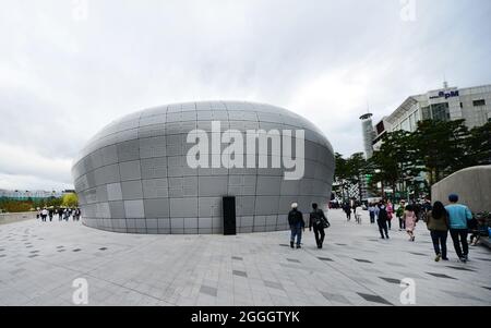 The iconic Dongdaemun Design Plaza in Seoul, Korea. Stock Photo