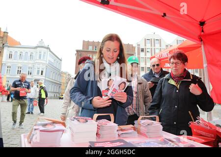 Janine Wissler bei der Städtetour der Partei Die Linke zur Bundestagswahl 2021 mit dem Motto 'Sozial gerecht. Vor Ort. Jetzt!' auf dem Alten Markt. St Stock Photo