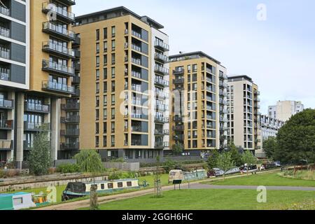 Suttons Wharf, a new residential development next to the Grand Union Canal in East London. Designed by Burwell Deakins Architects Stock Photo