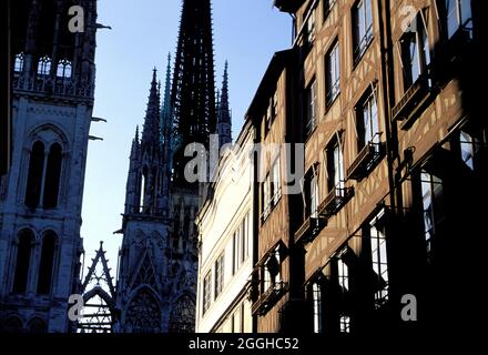 FRANCE. SEINE-MARITIME (76) ROUEN, RUE DU GROS HORLOGE STREET (CATHEDRAL IN THE BACKGROUND) Stock Photo