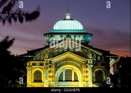 MARTINIQUE ISLAND, (FRENCH WEST INDIES), FORT-DE-FRANCE. THE SCHOELCHER LIBRARY AT NIGHT Stock Photo