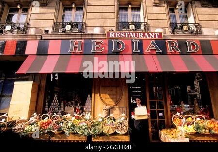 FRANCE. PARIS (75) LUXURY HEDIARD STORE (MADELEINE SQUARE), DISPLAYS OF FRUITS AND VEGETABLES Stock Photo