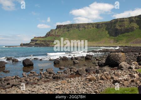 Bay, Giant's Causeway, Co Antrim, Northern Ireland, UK.  The Giant's Causeway consists of Basalt columns, probably extruded from below the earth's sur Stock Photo