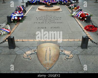 The Tomb of the Unknown Soldier from the First World War lies beneath the landmark Arc de Triomphe in Paris. The soldier was interred there in 1920. Stock Photo